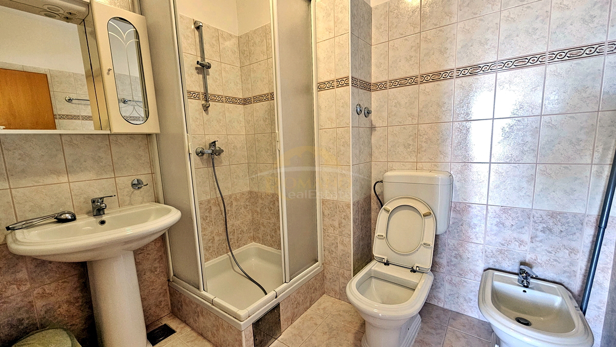 Dvosobno stanovanje v Okrugu Gornjem/Čiovo z lepim pogledom na morje in s bazenom